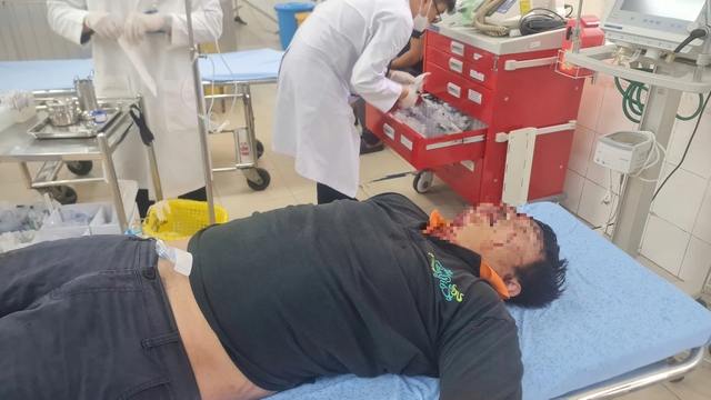 Dùng ô tô chở người bị tai nạn đi cấp cứu nhưng lo bị phạt nguội - Ảnh 1.