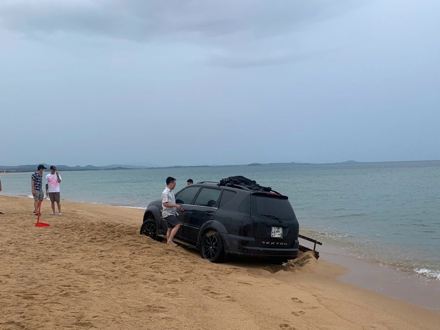 Chở con đi ngắm biển Tuy Hòa, ô tô du khách Hà Nội bị mắc cạn Chở con đi ngắm biển Tuy Hòa, ô tô du khách Hà Nội bị mắc cạn