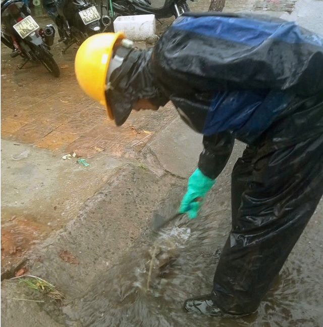 Đà Nẵng: Đồng loạt khơi thông cửa thu, nạo vét ứng phó mưa lớn do áp thấp- Ảnh 4. Đà Nẵng: Đồng loạt khơi thông cửa thu, nạo vét ứng phó mưa lớn do áp thấp- Ảnh 4.