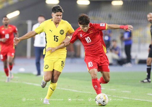 Chưa nguôi buồn vì thua Malaysia, U.23 Việt Nam sắp đấu cầu thủ nhập tịch tại giải lớn: Ông Kim lo chứ!- Ảnh 1. Chưa nguôi buồn vì thua Malaysia, U.23 Việt Nam sắp đấu cầu thủ nhập tịch tại giải lớn: Ông Kim lo chứ!- Ảnh 1.