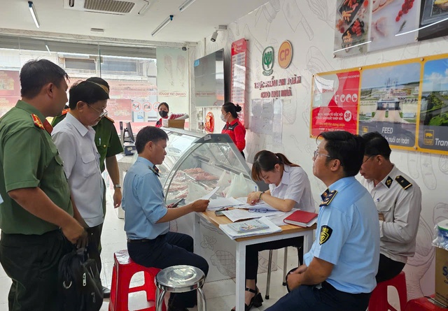 Vụ Công ty C.P bị tố ‘bán thịt bẩn’: Phạt 3 cửa hàng hơn 100 triệu đồng Vụ Công ty C.P bị tố ‘bán thịt bẩn’: Phạt 3 cửa hàng hơn 100 triệu đồng