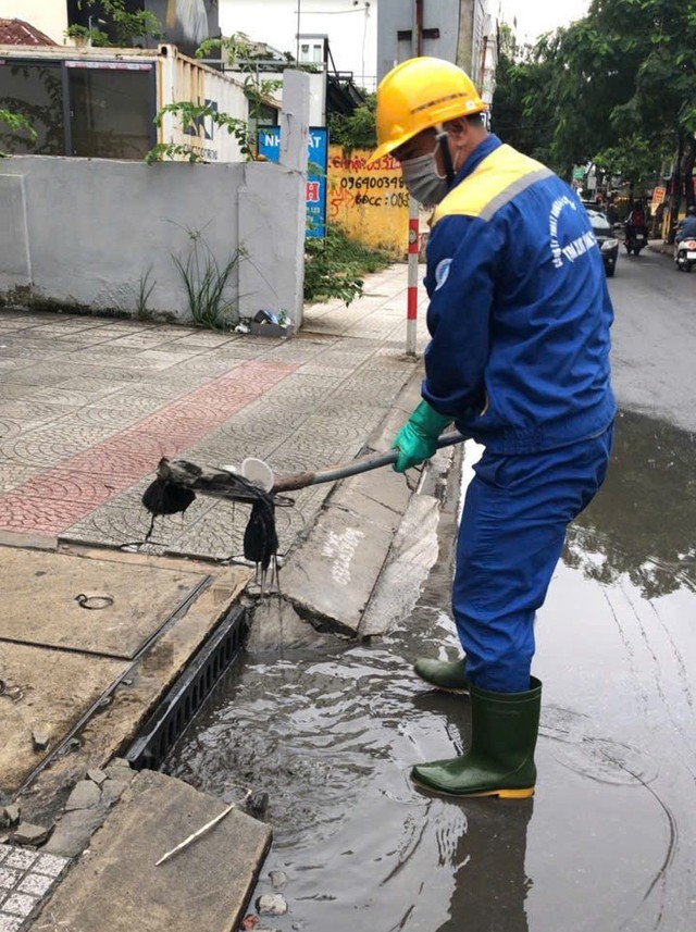 Đà Nẵng: Đồng loạt khơi thông cửa thu, nạo vét ứng phó mưa lớn do áp thấp- Ảnh 5. Đà Nẵng: Đồng loạt khơi thông cửa thu, nạo vét ứng phó mưa lớn do áp thấp- Ảnh 5.