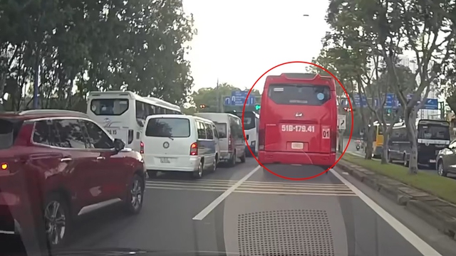 &Ocirc; t&ocirc; phải chờ đ&egrave;n đỏ th&ecirc;m gần 2 ph&uacute;t v&igrave; bị xe kh&aacute;ch 'cướp l&agrave;n' - Ảnh 1.