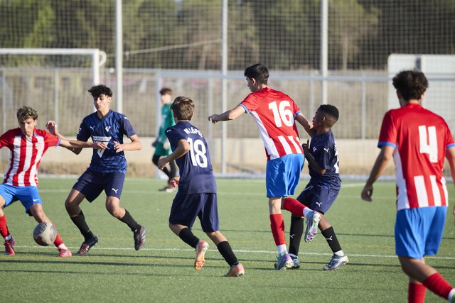 Tài năng Việt ra sân tại Tây Ban Nha: Thích thú khi đấu đội trẻ Atletico Madrid- Ảnh 2. Tài năng Việt ra sân tại Tây Ban Nha: Thích thú khi đấu đội trẻ Atletico Madrid- Ảnh 2.