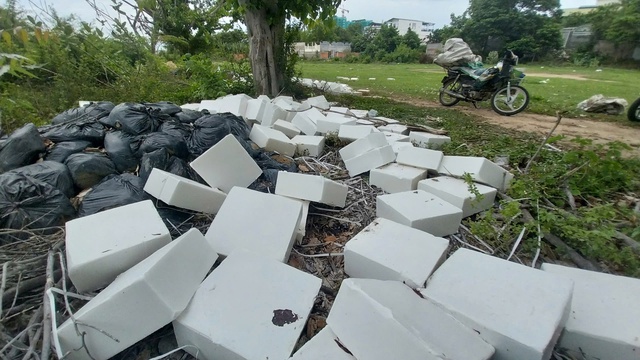 Ninh Thuận: Phát hiện phôi xà phòng không rõ nguồn gốc ven đường đê sông Dinh - Ảnh 1. Ninh Thuận: Phát hiện phôi xà phòng không rõ nguồn gốc ven đường đê sông Dinh - Ảnh 1.