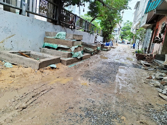 Thi c&ocirc;ng hẻm Huỳnh Thiện Lộc k&eacute;o d&agrave;i g&acirc;y kh&oacute; khăn cho người d&acirc;n di chuyển - Ảnh 1.