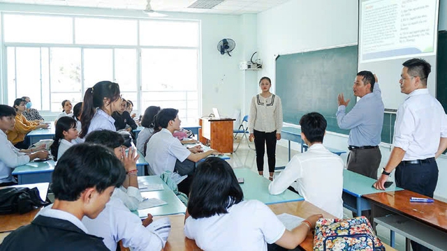 Tuyển sinh ĐH 2025: Tiếp cận tổ hợp môn xét tuyển trong bối cảnh mới - Ảnh 1.