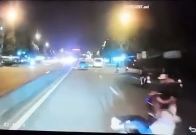 H&uacute; v&iacute;a 2 thiếu ni&ecirc;n đạp ng&atilde; xe m&aacute;y người đi đường ở TP.HCM- Ảnh 1.