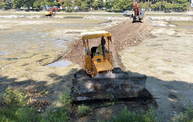Cận cảnh nạo vét hồ nước có mô hình ‘Chiếc nhẫn hòa bình’ ở Đà Nẵng Cận cảnh nạo vét hồ nước có mô hình ‘Chiếc nhẫn hòa bình’ ở Đà Nẵng