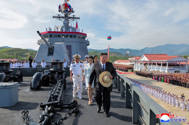 Ông Kim Jong-un thị sát tàu khu trục mới, tiết lộ kế hoạch đóng thêm chiến hạm- Ảnh 1.