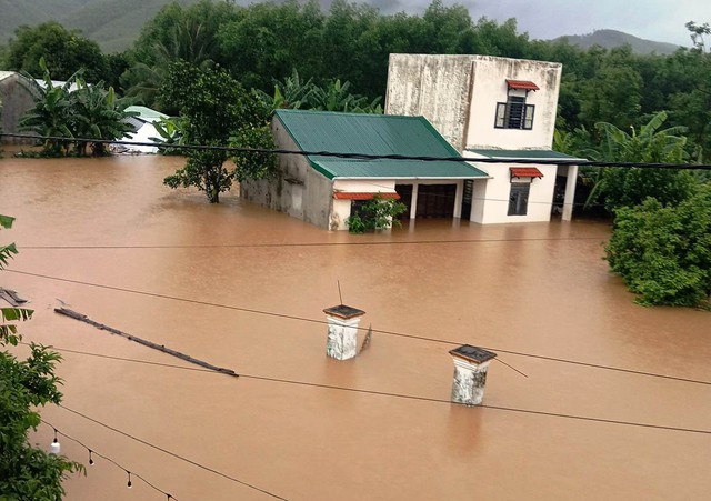 Bão số 1: Hơn 300 ngôi nhà ở Quảng Nam ngập sâu trong biển nước Bão số 1: Hơn 300 ngôi nhà ở Quảng Nam ngập sâu trong biển nước