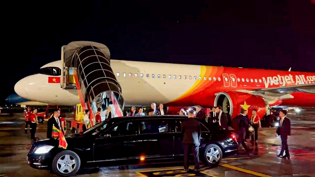 Tổng thống Litva đến Hà Nội trên chuyên cơ Vietjet- Ảnh 2. Tổng thống Litva đến Hà Nội trên chuyên cơ Vietjet - Ảnh 2.
