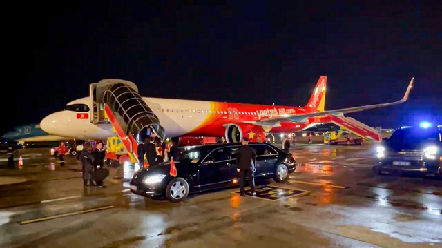 Tổng thống Litva đến Hà Nội trên chuyên cơ Vietjet- Ảnh 4. Tổng thống Litva đến Hà Nội trên chuyên cơ Vietjet - Ảnh 4.