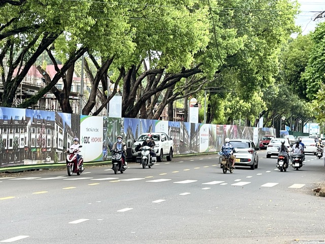 Đắk Lắk: Doanh nghiệp rào chắn trái phép vỉa hè, gây cản trở giao thông Đắk Lắk: Doanh nghiệp rào chắn trái phép vỉa hè, gây cản trở giao thông
