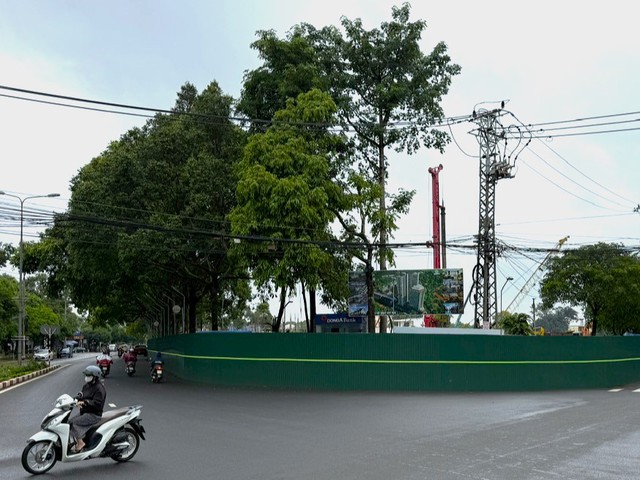 Doanh nghiệp chiếm dụng vỉa hè để xây dựng dự án - Ảnh 2.