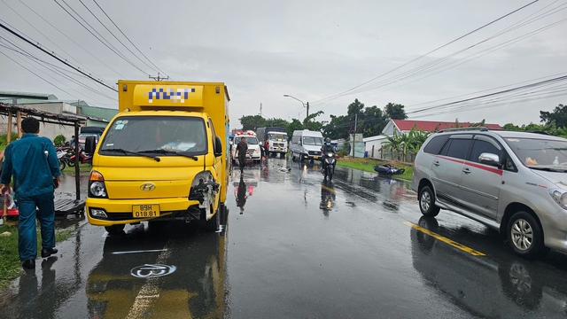 Xe máy va chạm ô tô tải trên QL53 , 1 người tử vong tại chỗ - Ảnh 1.