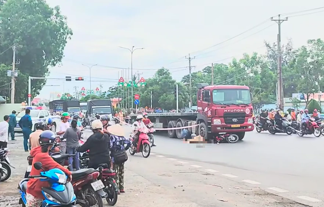 Xe đầu kéo cuốn xe máy vào gầm ở giao lộ, người phụ nữ tử vong- Ảnh 1. Xe đầu kéo cuốn xe máy vào gầm ở giao lộ, người phụ nữ tử vong- Ảnh 1.