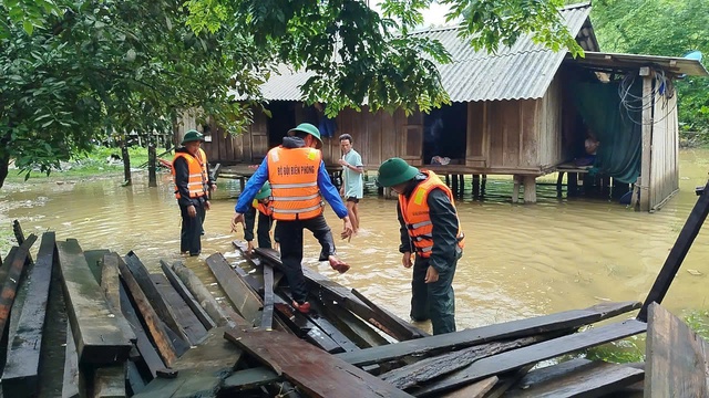 Quảng Bình: Di dời khẩn cấp 10 hộ dân khỏi khu vực cô lập do mưa lũ Quảng Bình: Di dời khẩn cấp 10 hộ dân khỏi khu vực cô lập do mưa lũ