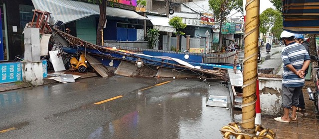 Mưa giông lớn làm sập bảng cổng chào ở Cần Thơ - Ảnh 3.