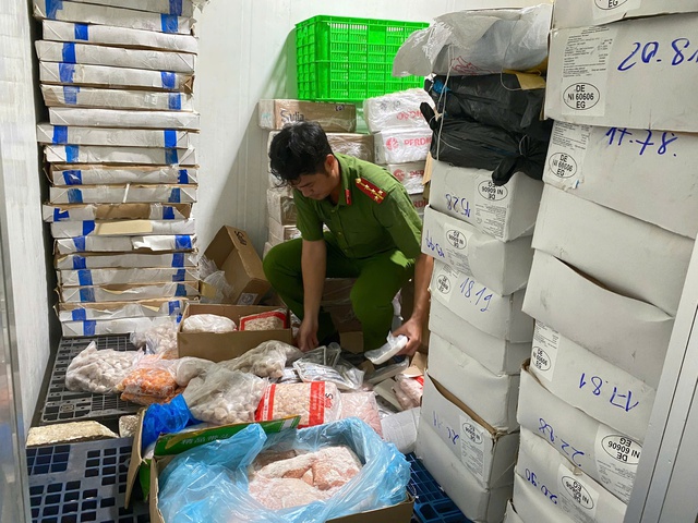 TP.HCM: Phát hiện hơn 68 tấn nội tạng, thịt động vật không rõ nguồn gốc- Ảnh 4. TP.HCM: Phát hiện hơn 68 tấn nội tạng, thịt động vật không rõ nguồn gốc- Ảnh 4.