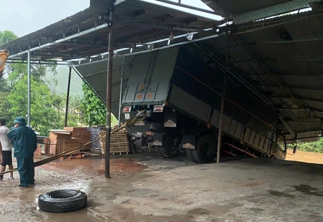Quảng Trị: Sạt lở khiến một nhà dân bị sập, xe ô tô trôi theo dòng lũ- Ảnh 2. Quảng Trị: Sạt lở khiến một nhà dân bị sập, xe ô tô trôi theo dòng lũ- Ảnh 2.
