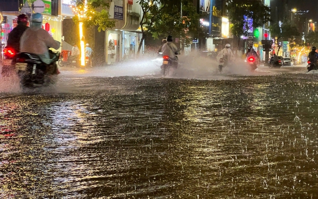 Huế mưa lớn hơn 800 mm, 8 tỉnh nguy cơ lũ quét, sạt lở đất - Ảnh 1.