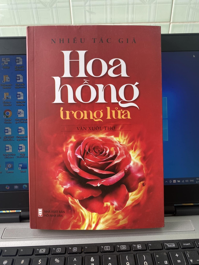 Những bông hồng ra đời trong khói lửa chiến tranh Những bông hồng ra đời trong khói lửa chiến tranh