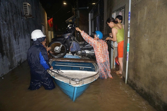 Thiệt hại nặng nề tại miền Trung do mưa lũ bất thường giữa mùa hè - Ảnh 8. Thiệt hại nặng nề tại miền Trung do mưa lũ bất thường giữa mùa hè - Ảnh 8.
