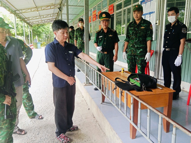 Long An: Bắt quả tang nghi phạm vận chuyển ma túy và vũ khí tại cửa khẩu Long An: Bắt quả tang nghi phạm vận chuyển ma túy và vũ khí tại cửa khẩu