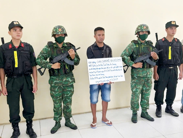 Bắt nghi phạm giết người đang trốn qua Campuchia- Ảnh 1. Bắt nghi phạm giết người đang trốn qua Campuchia- Ảnh 1.