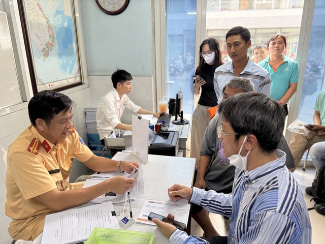 Nộp phạt nguội phải 'bưng cả người' đến trụ sở: Cục CSGT nói lý do - Ảnh 1.