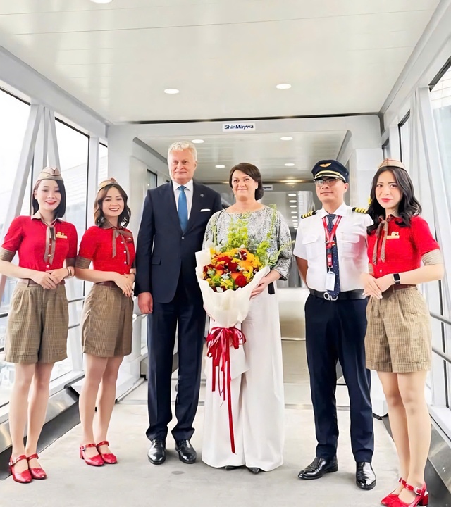 Tổng thống Litva đến Hà Nội trên chuyên cơ Vietjet - Ảnh 7.
