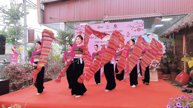 Ấm áp tình người cùng ‘Xuân hồng trên quê gốm’ - Ảnh 5.