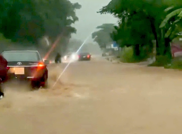 Mưa lớn làm tràn đường Hồ Chí Minh và ngập đồng ruộng ở Quảng Bình, Quảng Trị- Ảnh 1.