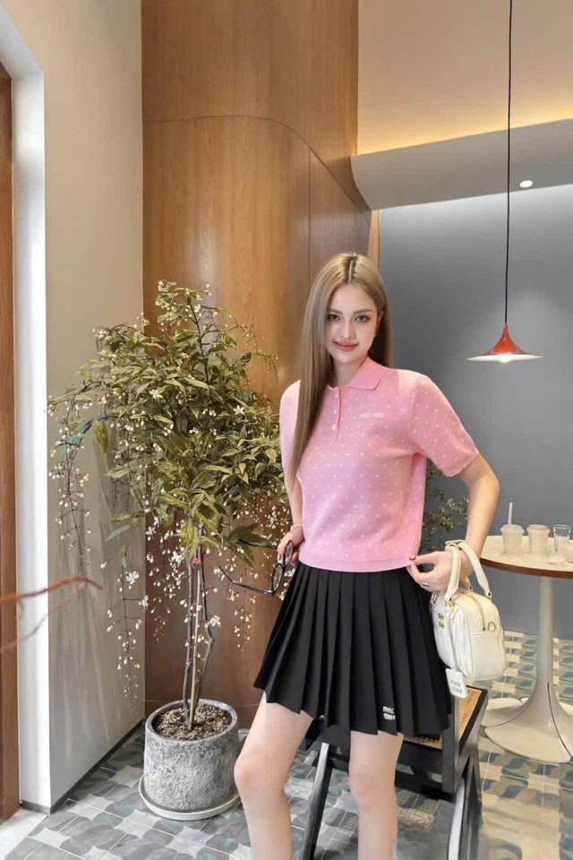 Áo polo và chân váy ngắn: Sự kết hợp tươi mới đầy nữ tính- Ảnh 3. Áo polo và chân váy ngắn: Sự kết hợp tươi mới đầy nữ tính- Ảnh 3.