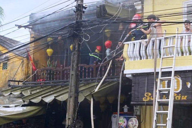 Cháy cửa hàng bán đồ lưu niệm trong khu phố cổ Hội An Cháy cửa hàng bán đồ lưu niệm trong khu phố cổ Hội An