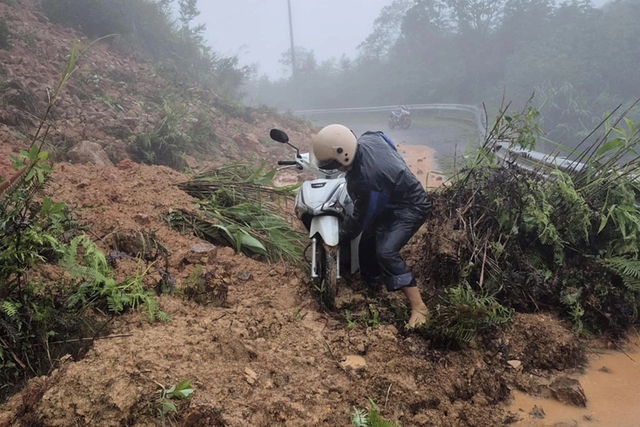 Mưa lũ miền Trung gây thiệt hại nặng , 6 người chết và mất tích - Ảnh 2. Mưa lũ miền Trung gây thiệt hại nặng , 6 người chết và mất tích - Ảnh 2.