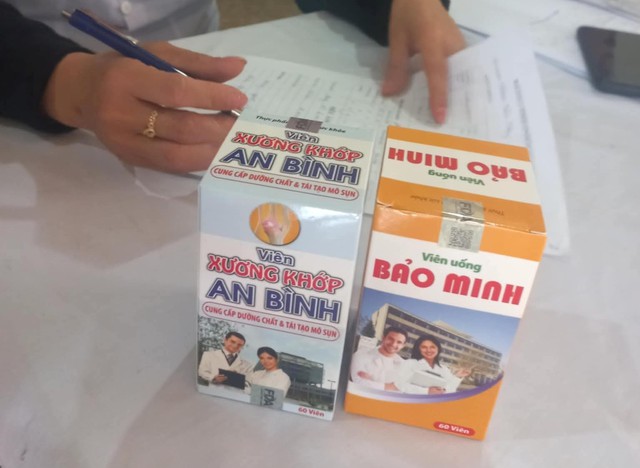 Khám sức khỏe 'chui' để bán thực phẩm chức năng cho người nghèo- Ảnh 3. Khám sức khỏe 'chui' để bán thực phẩm chức năng cho người nghèo- Ảnh 3.