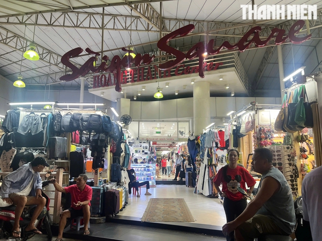 TP.HCM: Kiểm tra Saigon Square vẫn phát hiện nhiều sản phẩm nghi hàng giả- Ảnh 3. TP.HCM: Kiểm tra Saigon Square vẫn phát hiện nhiều sản phẩm nghi hàng giả- Ảnh 3.