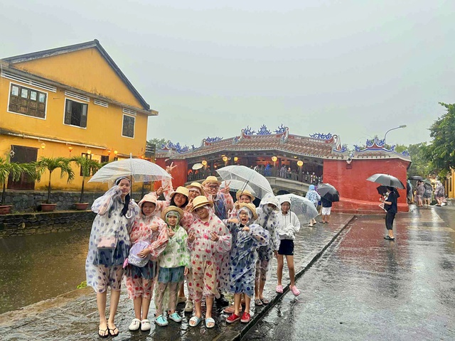 Cười ra nước mắt vì dành dụm cả năm đi du lịch nhưng… trời mưa tầm tã - Ảnh 2.