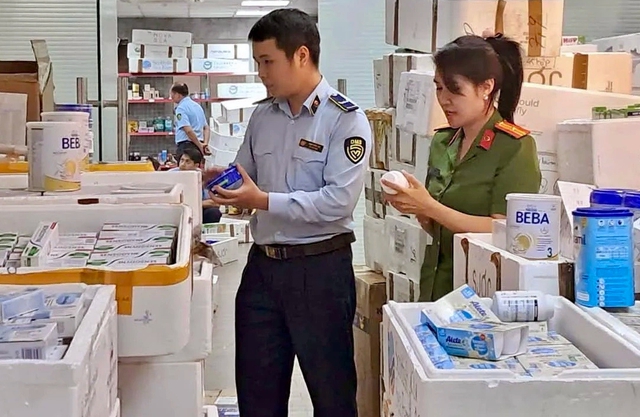 Chống hàng giả: Bắt kho sữa nhập lậu, quần áo, túi xách giả mạo hàng hiệu Chống hàng giả: Bắt kho sữa nhập lậu, quần áo, túi xách giả mạo hàng hiệu
