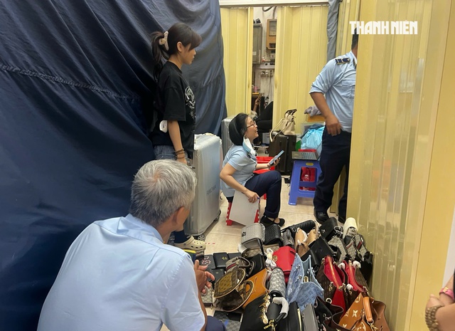 TP.HCM: Kiểm tra Saigon Square vẫn phát hiện nhiều sản phẩm nghi hàng giả TP.HCM: Kiểm tra Saigon Square vẫn phát hiện nhiều sản phẩm nghi hàng giả