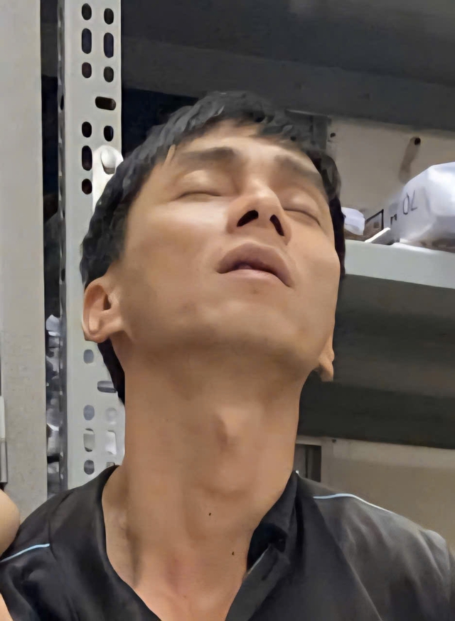 Nghi phạm cướp tiệm vàng bị bắt khi về nhà ăn cơm Nghi phạm cướp tiệm vàng bị bắt khi về nhà ăn cơm