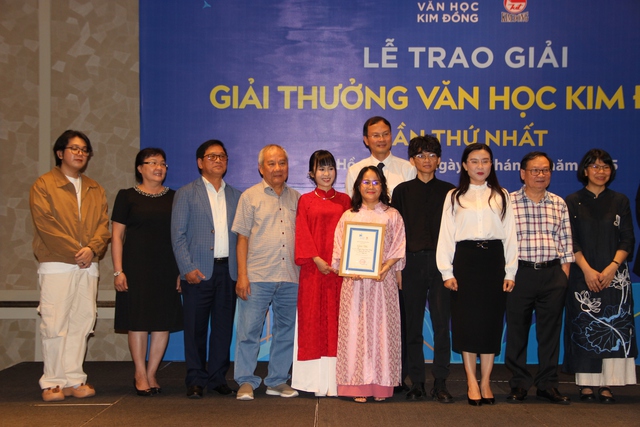 Nhà văn 24 tuổi giành 100 triệu đồng tại giải thưởng sáng tác cho thiếu nhi Nhà văn 24 tuổi giành 100 triệu đồng tại giải thưởng sáng tác cho thiếu nhi