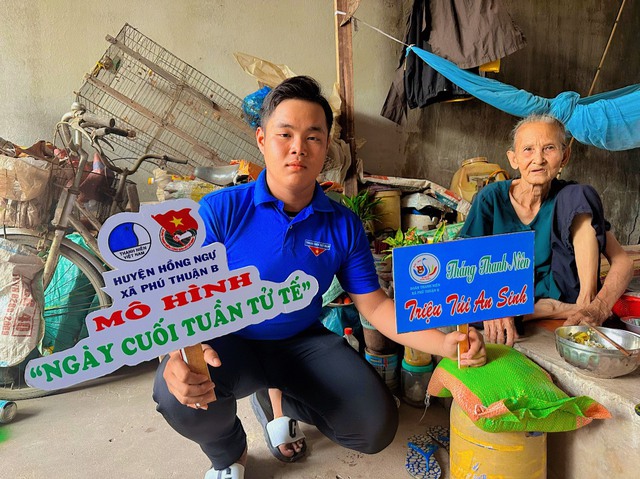 "Ngày cuối tuần tử tế" tặng quà cho hộ nghèo "Ngày cuối tuần tử tế" tặng quà cho hộ nghèo
