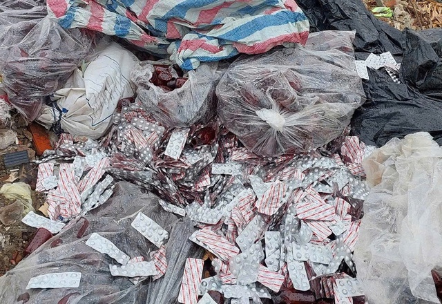 Bộ Y tế vào cuộc vụ thuốc bị đổ bỏ tại bãi xà bần- Ảnh 1. Bộ Y tế vào cuộc vụ thuốc bị đổ bỏ tại bãi xà bần- Ảnh 1.