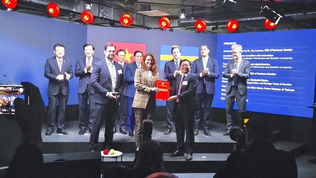 Trao giấy chứng nhận đăng ký đầu tư 1 tỉ USD cho doanh nghiệp Thụy Điển Trao giấy chứng nhận đăng ký đầu tư 1 tỉ USD cho doanh nghiệp Thụy Điển
