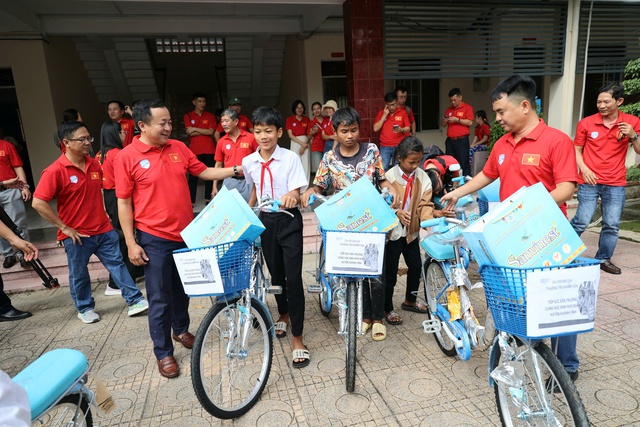 20 xe đạp đến với học sinh nghèo huyện miền núi của Khánh Hòa- Ảnh 4. 20 xe đạp đến với học sinh nghèo huyện miền núi của Khánh Hòa- Ảnh 4.
