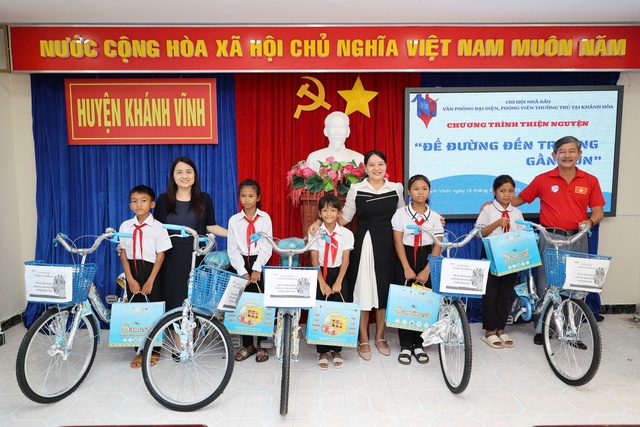 20 xe đạp đến với học sinh nghèo huyện miền núi của Khánh Hòa- Ảnh 1. 20 xe đạp đến với học sinh nghèo huyện miền núi của Khánh Hòa- Ảnh 1.