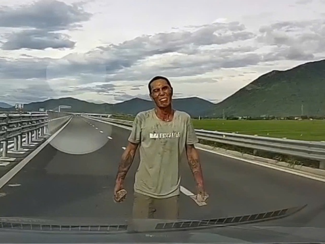 Người đàn ông cầm đá gây náo loạn cao tốc Vân Phong - Nha Trang- Ảnh 1. Người đàn ông cầm đá gây náo loạn cao tốc Vân Phong - Nha Trang- Ảnh 1.